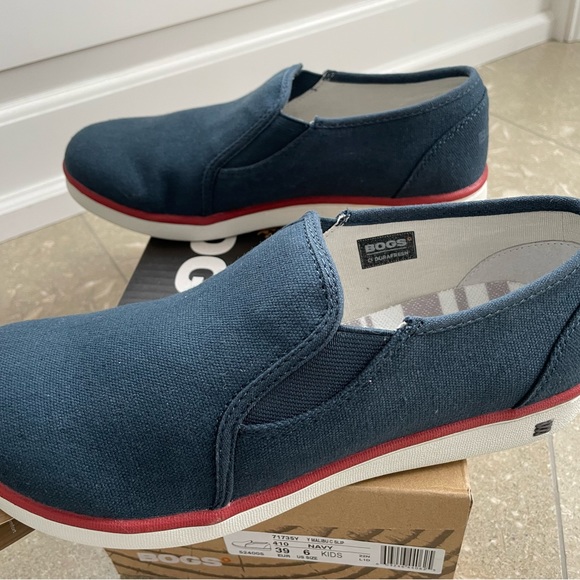 Boys Bogs Navy Canvas Slip On  Malibu Sneaker - New in box Size Youth 6 - Picture 5 of 10